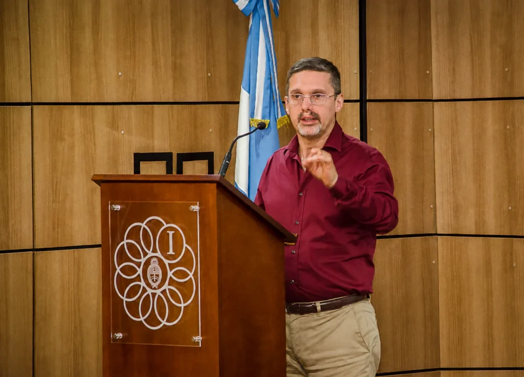 Claudio Alonso Moÿ durante una presentación sobre hipnosis